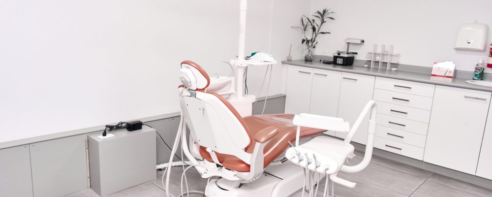 Equipo clínico dental preparado para procedimientos