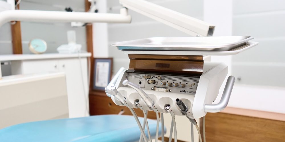 Equipo de limpieza dental conectado al sillón odontológico